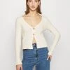 Nly By Nelly BUTTON DOWN CARDIGAN - Strickjacke - Creme, Damen 2 Nly By Nelly BUTTON DOWN CARDIGAN - Strickjacke - Creme, Damen -Nly by Nelly Verkaufsladen 09f9e02c23f449c4a57c7c26317c3bf5