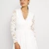 Nly By Nelly SCALLOPED DRESS - Cocktailkleid/festliches Kleid - White, Damen -Nly by Nelly Verkaufsladen b836ca9d93384a758c369742099ee0d2