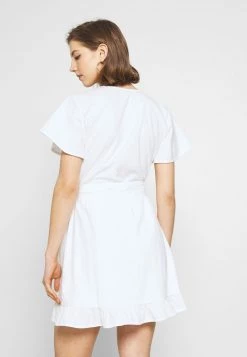 Nly By Nelly WRAPPED FRILL DRESS - Freizeitkleid - White, Damen -Nly by Nelly Verkaufsladen f032aba0642c4ad3b21a68f719ede0a0